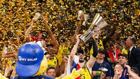Şampiyon Fenerbahçe Beko kupasını aldı!