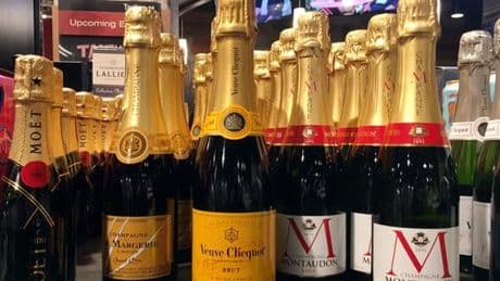 Droits de douane : voitures, produits pharmaceutiques et vins européens seront bien taxés à 15 % par les Etats-Unis