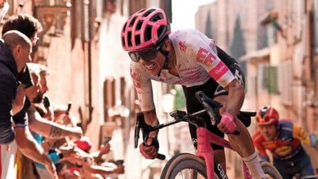 Richard Carapaz wint met indrukwekkende uitbarsting 11e etappe Ronde van Italië