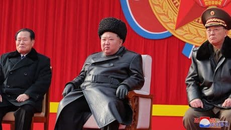 "C'est l'effondrement de notre dignité": un navire de guerre de 5.000 tonnes s'est effondré en Corée du Nord sous les yeux de Kim-Jong Un et de sa fille