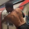 KIJK. Razende metropassagier mag niet uit hete Londense wagon en trapt raam in