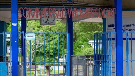Hundertschaft der Polizei sorgt in Berliner Freibad für Ordnung