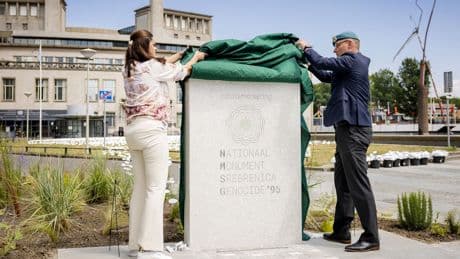 Herdenkingsmars en plaatsmarkering: de herdenking van Srebrenica in Den Haag