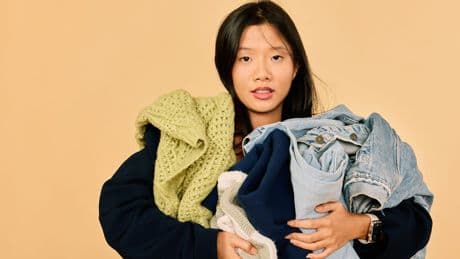 Ce superpouvoir des femmes qui fait fureur sur les réseaux: tout porter dans une seule main