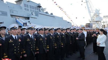 Kim Jong-Un estrena un nuevo buque de guerra lanzamisiles
