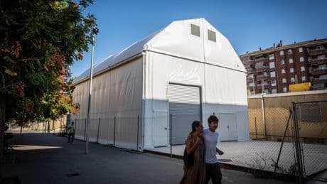 Los Castellers de Sarrià estrenan carpa y dejan al fin de ensayar al raso
