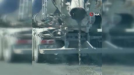 Dikkatsiz sürücü kamerada: Beton döke döke ilerledi