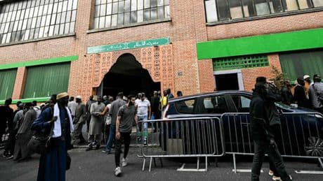 Schweineköpfe vor Moscheen bei Paris abgelegt – Name von Macron eingeritzt