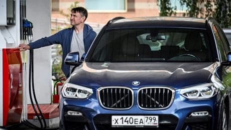 En Russie, les prix de l'essence augmentent dus aux frappes ukrainiennes sur les raffineries