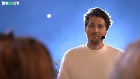 Dorian ‘Jezus’ Bindels stapte in zijn opgevoerde wolk en zong op een tussenstop nog een laatste Jaap Reesema-cover