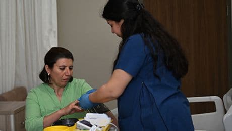 Parkinson hastası Akyüz, beyin pili ameliyatının ardından yeniden ayağa kalktı