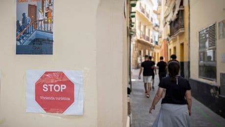 El Banco de España alerta de que la demanda vacacional devora hasta el 50% de la vivienda en las zonas turísticas