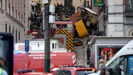 Lisbona, deraglia funicolare: tre morti e 25 feriti