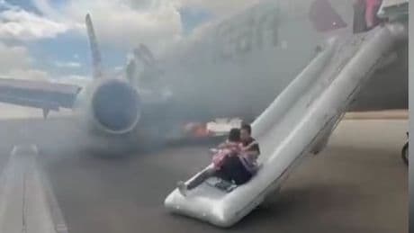 Schon wieder eine Boeing! - Brennender Flieger in letzter Sekunde evakuiert
