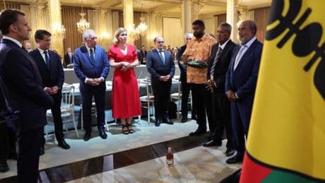 Nouvelle-Calédonie : indépendantistes et non indépendantistes signent un accord à l’issue de dix jours de tractations