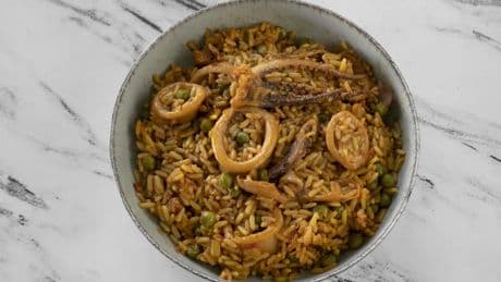 Arroz con calamares: el plato fácil y sabroso que apetece tras un día de sol
