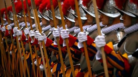 La plus petite et la plus vieille armée du monde: pourquoi y a-t-il des gardes suisses au Vatican?