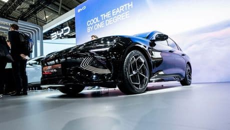 Voiture électrique : l’objectif zéro émission en 2035 divise toujours le monde de l’auto