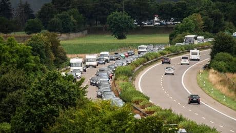 Unfall A81 bei Sindelfingen: Autobahn gesperrt – Fleisch-Lkw kippt um