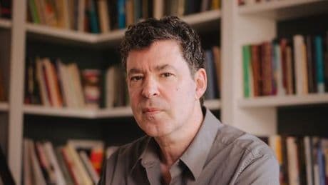 Jason Stanley, professeur à Yale : « Les piliers de la démocratie sont les écoles, les universités, les médias et le système judiciaire. Ils sont tous attaqués »