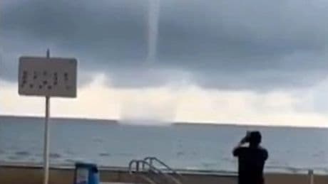 Impresionantes mangas marinas aparecen en la costa de Valencia