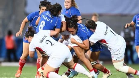 Le XV de France féminin sombre face à l’Angleterre et inquiète à deux semaines de la Coupe du monde