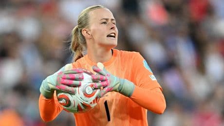 Im EM-Finale - England-Torhüterin spielt mit Augenkrankheit