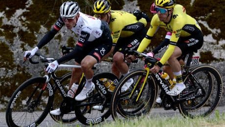 Juan Ayuso da un golpe sobre la mesa y reina en Tagliacozzo, primera cima del Giro de Italia