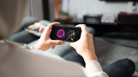 La vérification obligatoire de l’âge sur les sites pornographiques peut-elle vraiment enrayer la consommation des mineurs ?