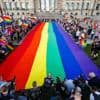 Christopher Street Day: Riesige Regenbogenflagge vor Reichstagsgebäude ausgerollt