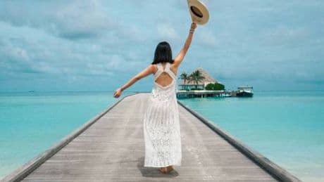 Total white, il look evergreen che piace per la spiaggia