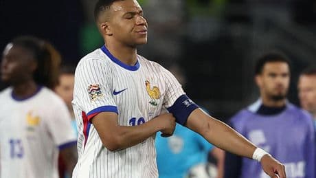 Gefrustreerde Kylian Mbappé checkt horloge arbiter na verlies in spektakelstuk tegen Spanje: ’Woede en frustratie’
