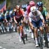 Roglic gaat voor dagzege in korte bergrit, UAE zorgt dat het peloton in de buurt blijft