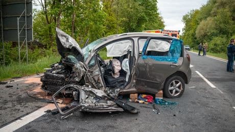 Todesdrama auf der Bundesstraße - Mann (77) stirbt bei Frontal-Crash