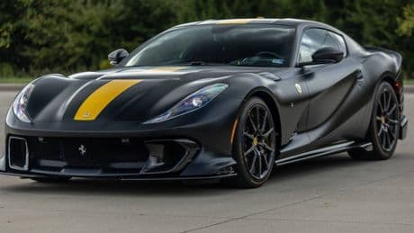 Sinner lava la sua Ferrari 812 Competizione: la vettura del Cavallino con 830 cavalli