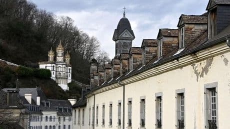 "Mi hijo se lanzó sobre el ataúd y dijo que quería irse con su padre": 200 víctimas denuncian abusos en un internado francés