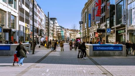 Düsseldorf: Neue Farbe für Leitstreifen auf der Schadowstraße