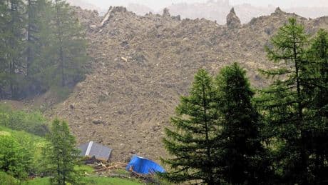 Gletsjer nabij Zwitserse Blatten ingestort: ’Groot deel dorp getroffen, één persoon vermist’