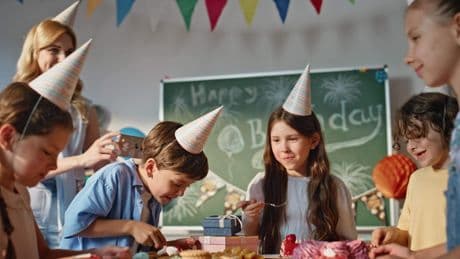 Praat mee: Steeds meer scholen verbieden traktaties. Moet dit de standaard worden?