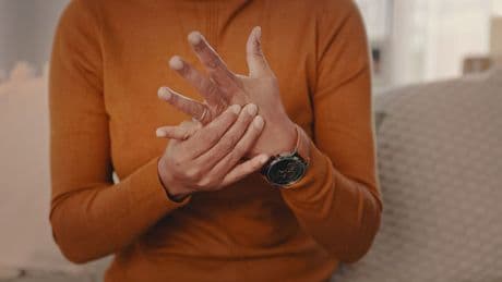 Zu enger Ring am Finger: Dieser einfache Faden-Trick hilft