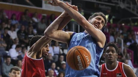 83-81: El MoraBanc, con un Chougkaz estelar, deja sin playoff al Baxi Manresa