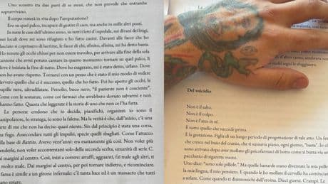 “Il pensiero suicida è un feto che cresce nel cranio ogni giorno e ti sussurra ‘basta’. Questa è la storia di uno che non ce l’ha fatta”: Fedez si racconta in un libro