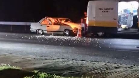 Küçükçekmece'de otomobil, yol bakım aracına çarptı: 1'i ağır 5 yaralı