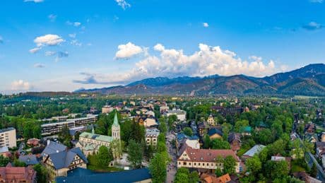 Pourquoi les touristes du Golfe visitent en masse cette ville de montagne polonaise