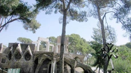 No es la Sagrada Familia: Gaudí diseñó todo un pueblo modernista escondido lejos de Barcelona