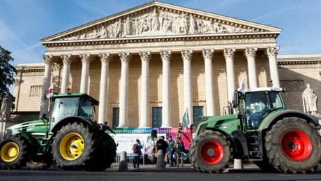 Des centaines de tracteurs devant l’Assemblée nationale pour se rappeler aux députés qui doivent examiner la proposition de loi « Duplomb »