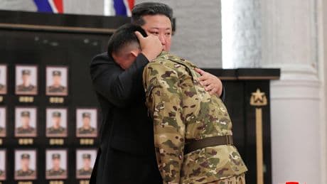 Kim Jong-un condecora con lagrimas en los ojos a las tropas que luchan en Ucrania: "Sois hijos admirables de la patria'