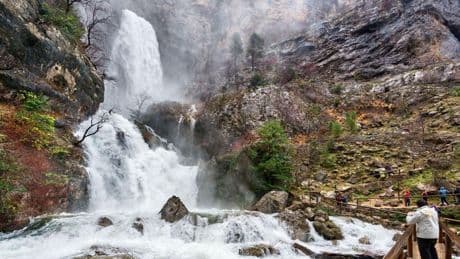 Cinco nacimientos de río bonitos de España con cascadas y buenas vistas que puedes visitar haciendo senderismo