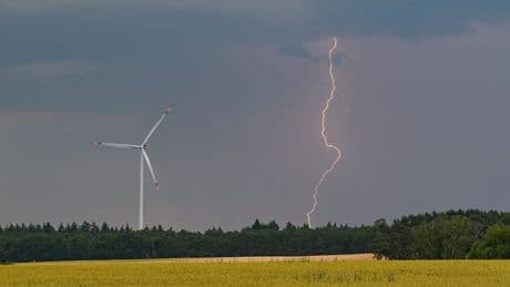 Unwettergefahr in Deutschland - Heute schwüle Hitze, morgen grelle Blitze