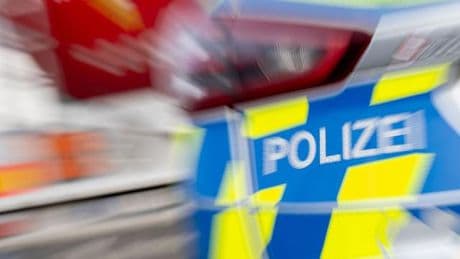 Verkehr: Betrunkener Autofahrer fährt Mann vor Café an